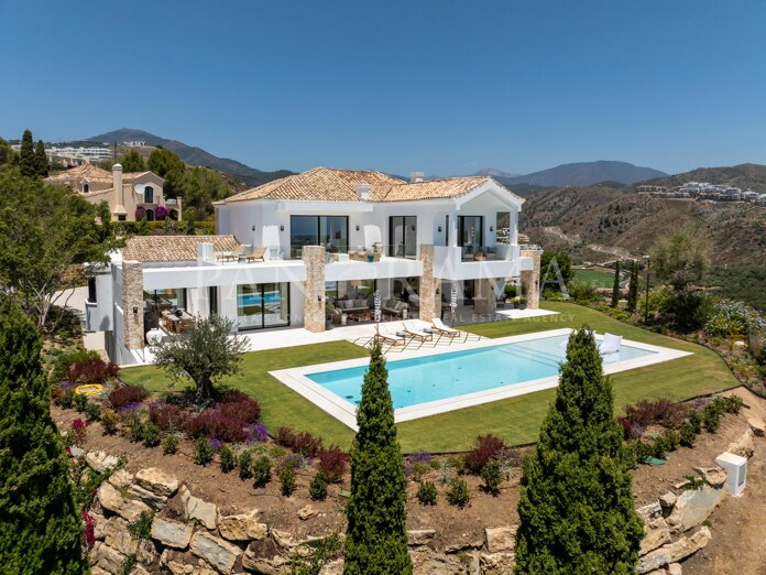 Newly built villa located on an elevated plot in La Quinta