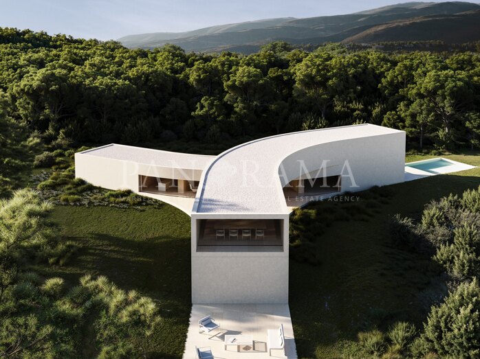 Villa contemporánea en Sotogrande rodeada de árboles y belleza natural