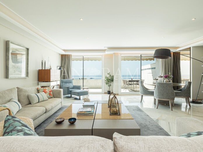 Impressionnant appartement en première ligne de plage avec des vues incomparables dans l'emblématique bâtiment Mare Nostrum à Marbella