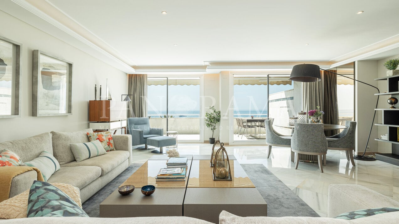 Impressionnant appartement en première ligne de plage avec des vues incomparables dans l'emblématique bâtiment Mare Nostrum à Marbella