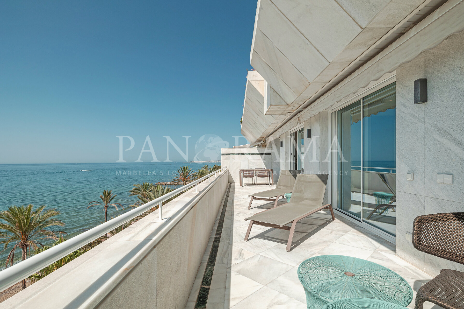 Impressionnant appartement en première ligne de plage avec des vues incomparables dans l'emblématique bâtiment Mare Nostrum à Marbella