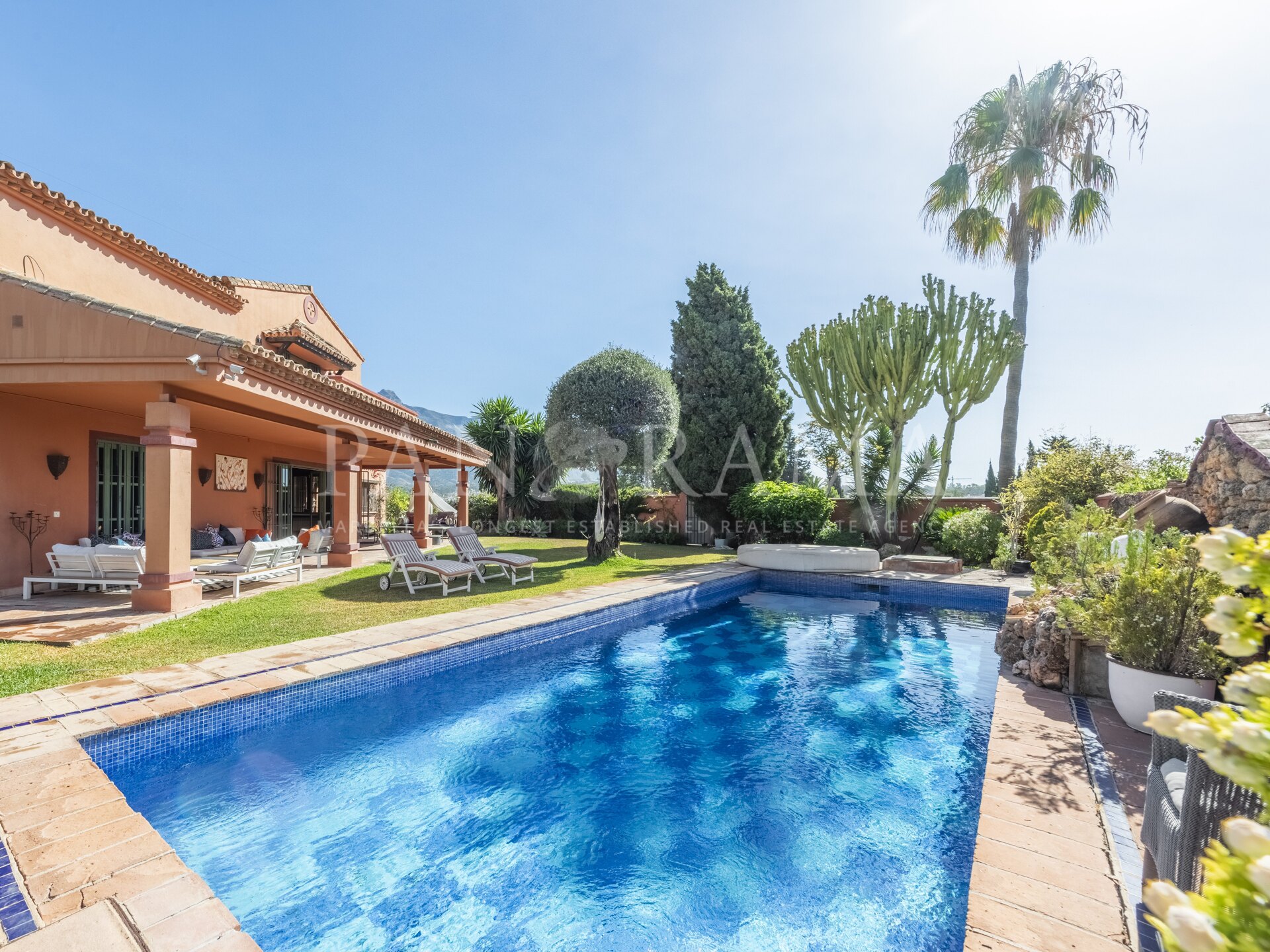 Secluded bohemian villa in a top location in Nueva Andalucía