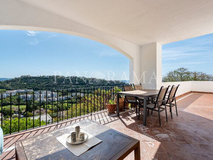 Prachtig appartement in Los Arqueros Golf met adembenemend uitzicht op de bergen en de zee