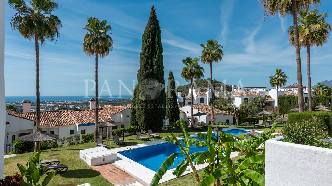 Prachtig appartement in Los Arqueros Golf met adembenemend uitzicht op de bergen en de zee