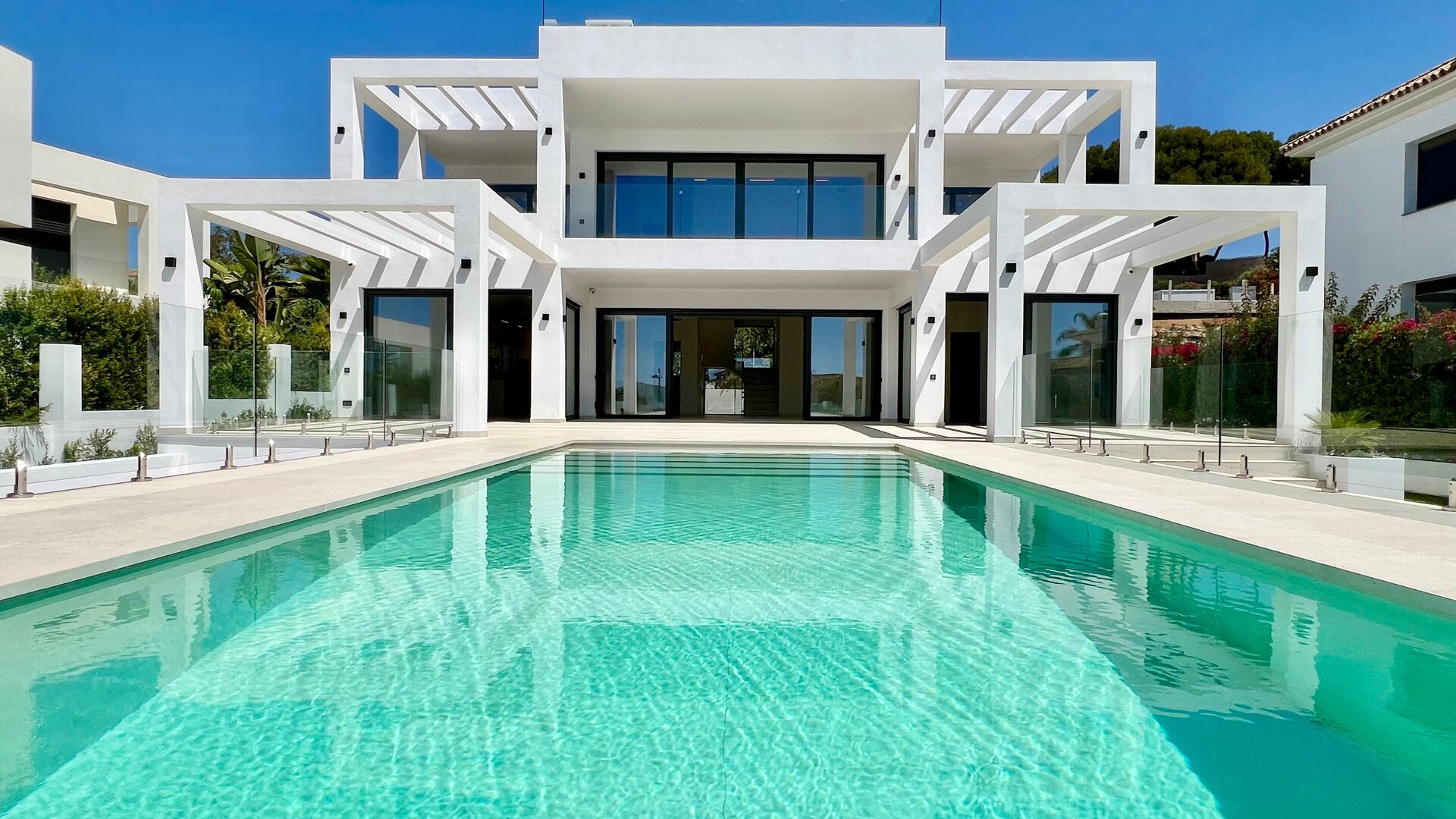 Villa contemporaine neuve à quelques pas de la plage à l'est de Marbella