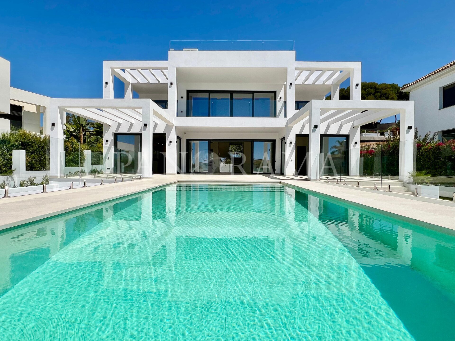 Villa contemporaine neuve à quelques pas de la plage à l'est de Marbella