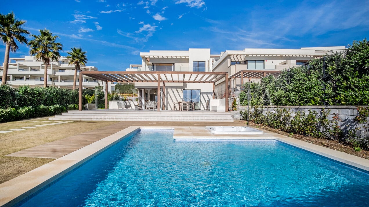 Chalet adosado en primera línea de playa con vistas inigualables al mar