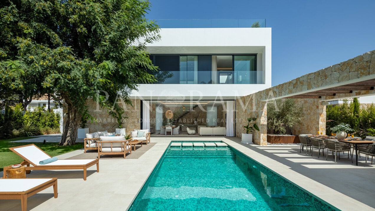 Nieuwe eigentijdse villa op steenworp afstand van het strand in San Pedro de Alcántara