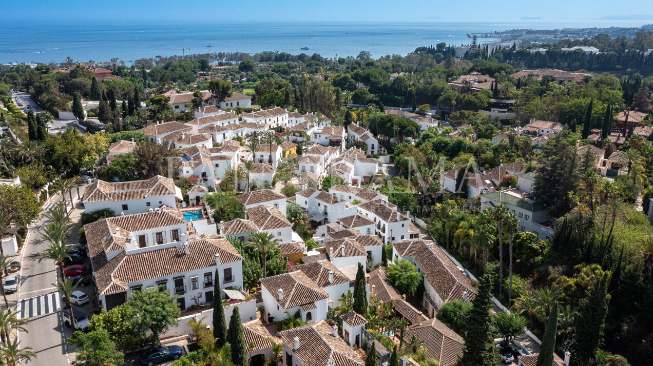 Hoek herenhuis in Lomas Pueblo, dicht bij Puente Romano en het strand