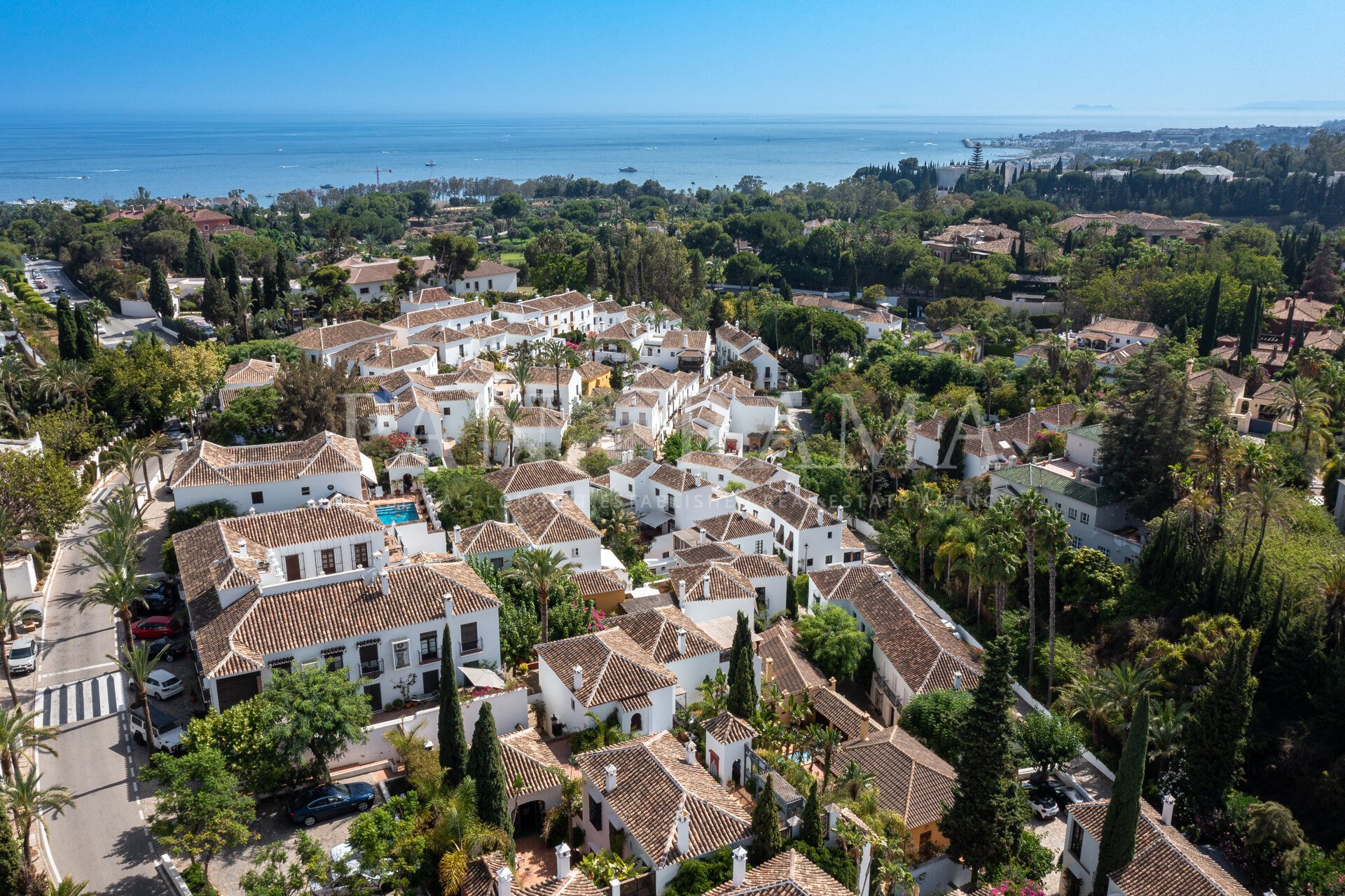 Hoek herenhuis in Lomas Pueblo, dicht bij Puente Romano en het strand