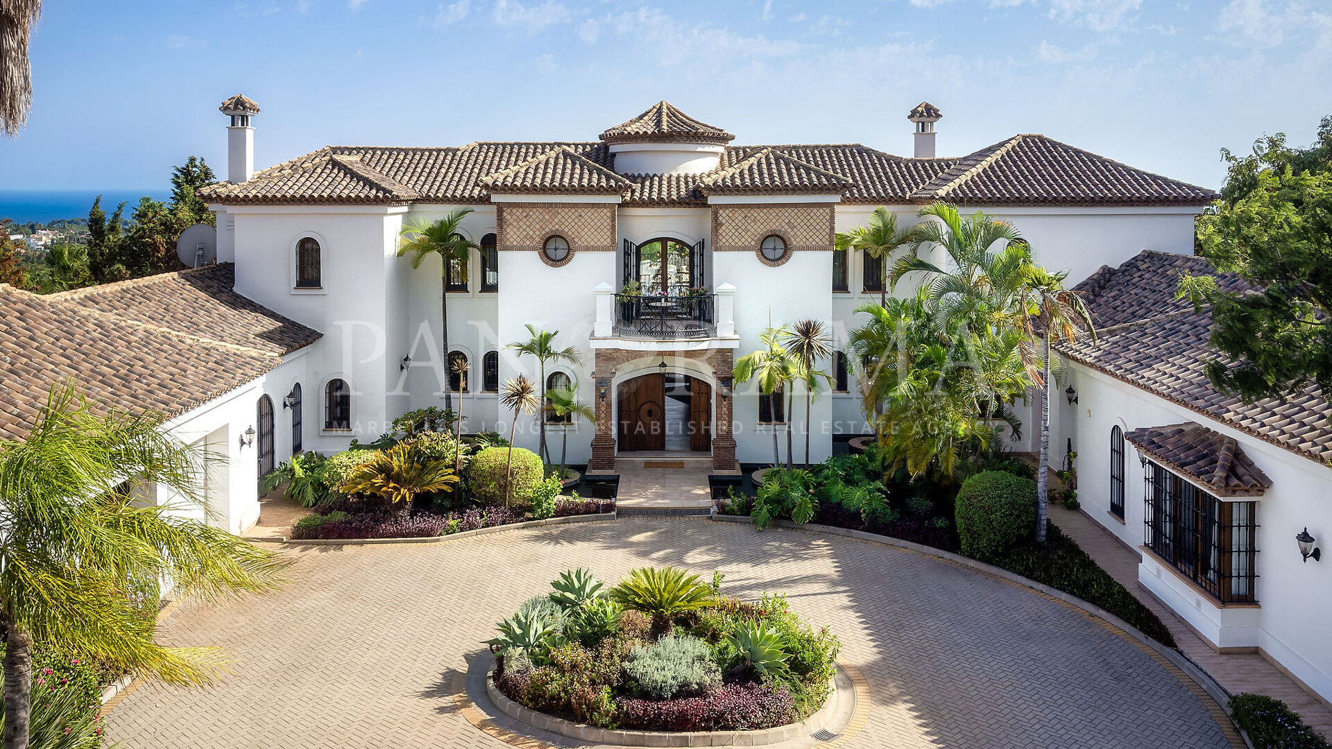 Villa mit andalusischem Charme, moderner Eleganz und atemberaubendem Ausblick in El Paraíso Alto