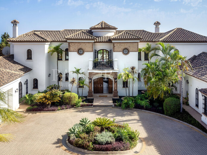 Villa con encanto andaluz, elegancia moderna y vistas impresionantes en El Paraíso Alto