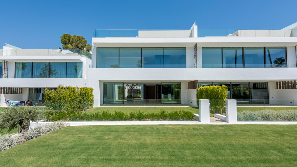 Exclusive high-end semi-detached villa in Atalaya de Río Verde