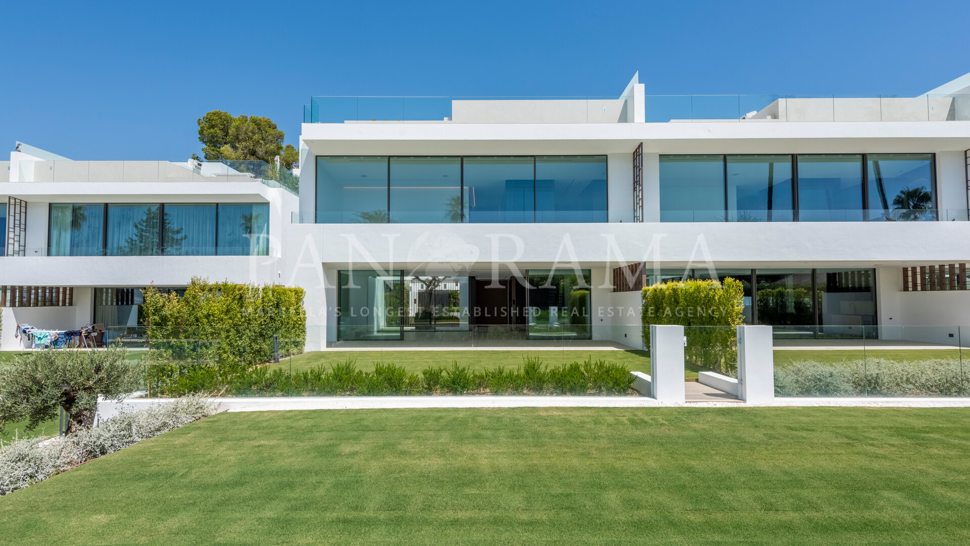 Exclusive high-end semi-detached villa in Atalaya de Río Verde