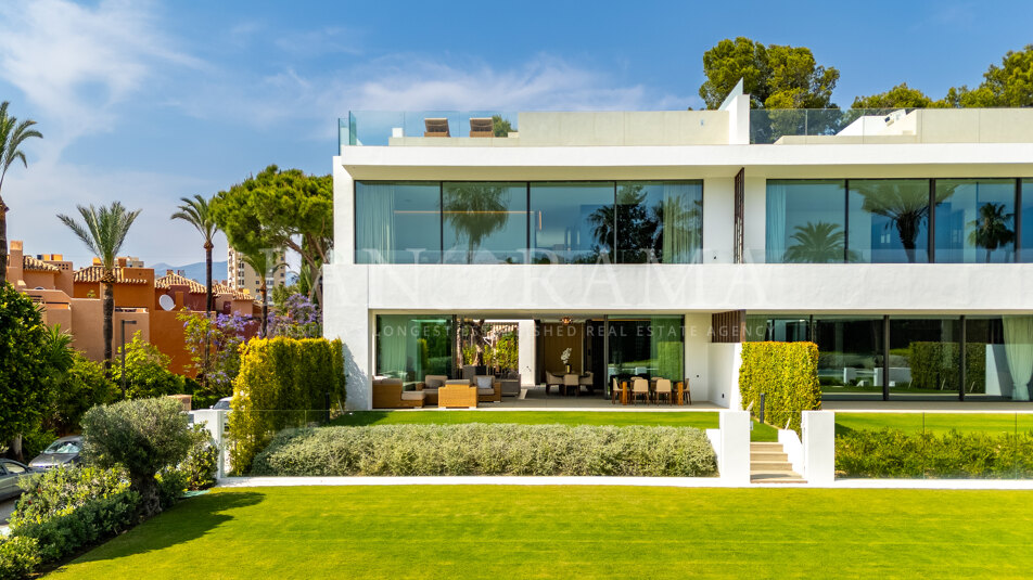 Contemporary semi-detached villa (Vilas 6) with amazing rooftop with pool and views in Nueva Andalucía