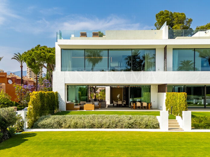 Villa contemporaine jumelée avec un incroyable toit-terrasse, piscine et vues à Vilas 6, Nueva Andalucía