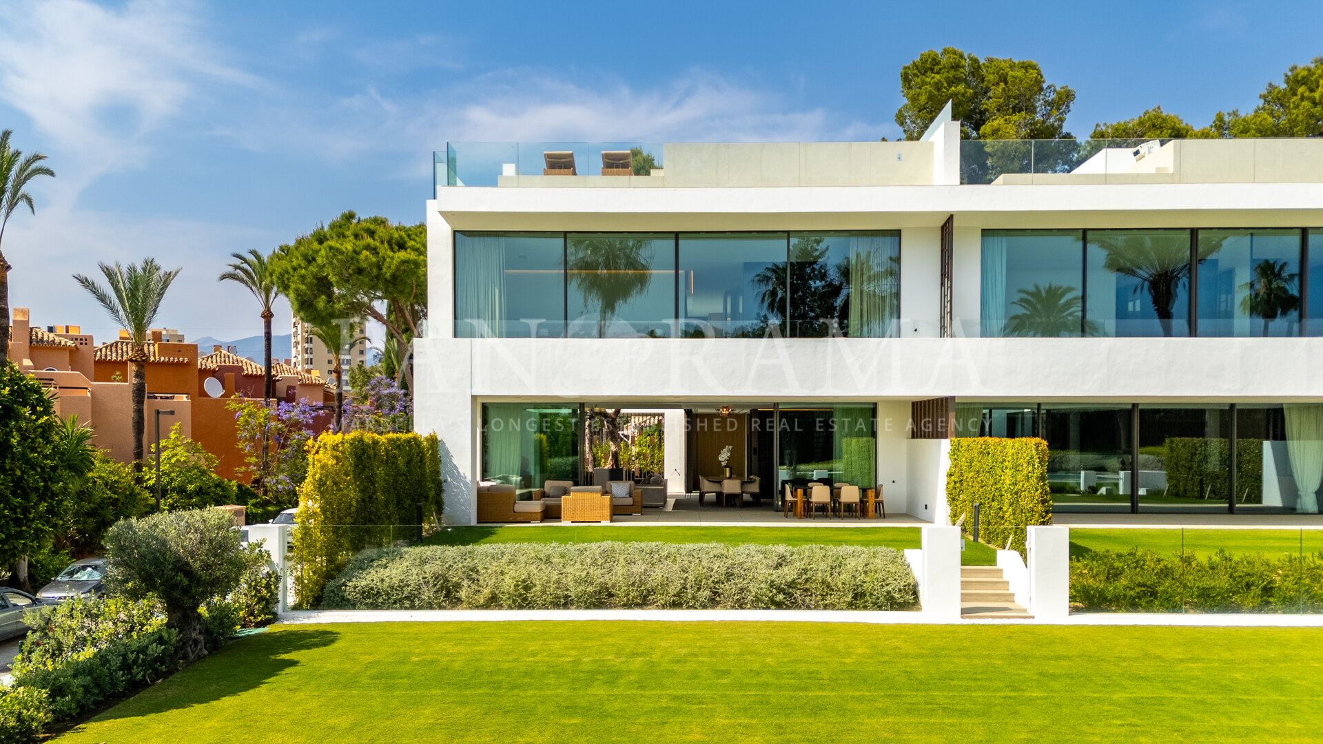 Contemporary semi-detached villa (Vilas 6) with amazing rooftop with pool and views in Nueva Andalucía