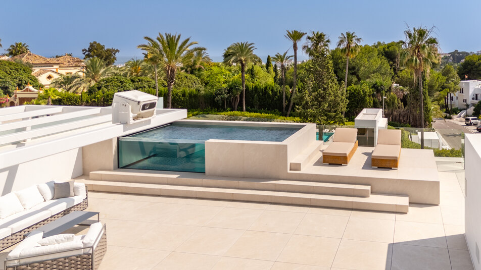 Villa adosada contemporánea con impresionante azotea, piscina y vistas en Nueva Andalucía