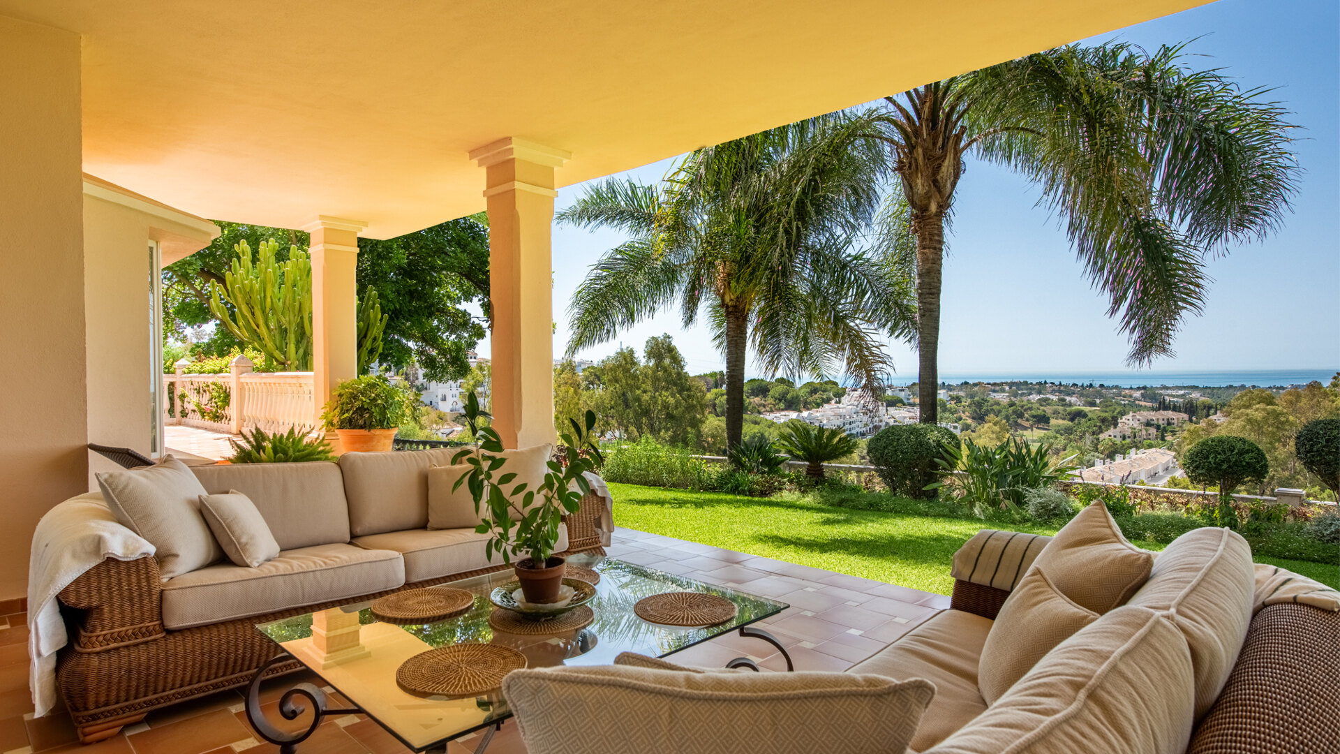 Villa indépendante avec double parcelle dans la prestigieuse communauté fermée d'El Herrojo Alto, à La Quinta