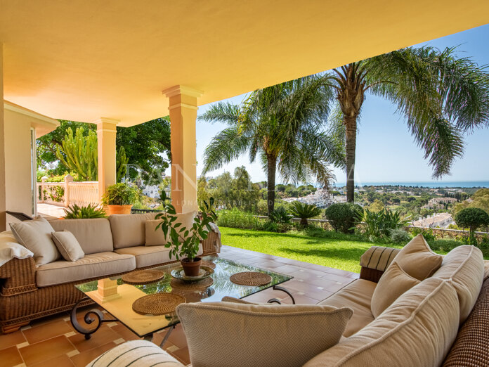 Villa indépendante avec double parcelle dans la prestigieuse communauté fermée d'El Herrojo Alto, à La Quinta