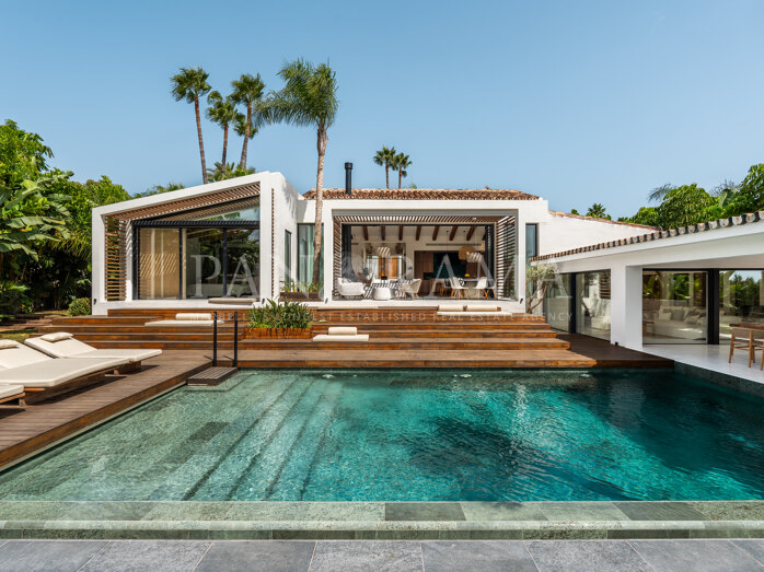 Exceptional frontline Golf villa in a prestigious gated community in Nueva Andalucía