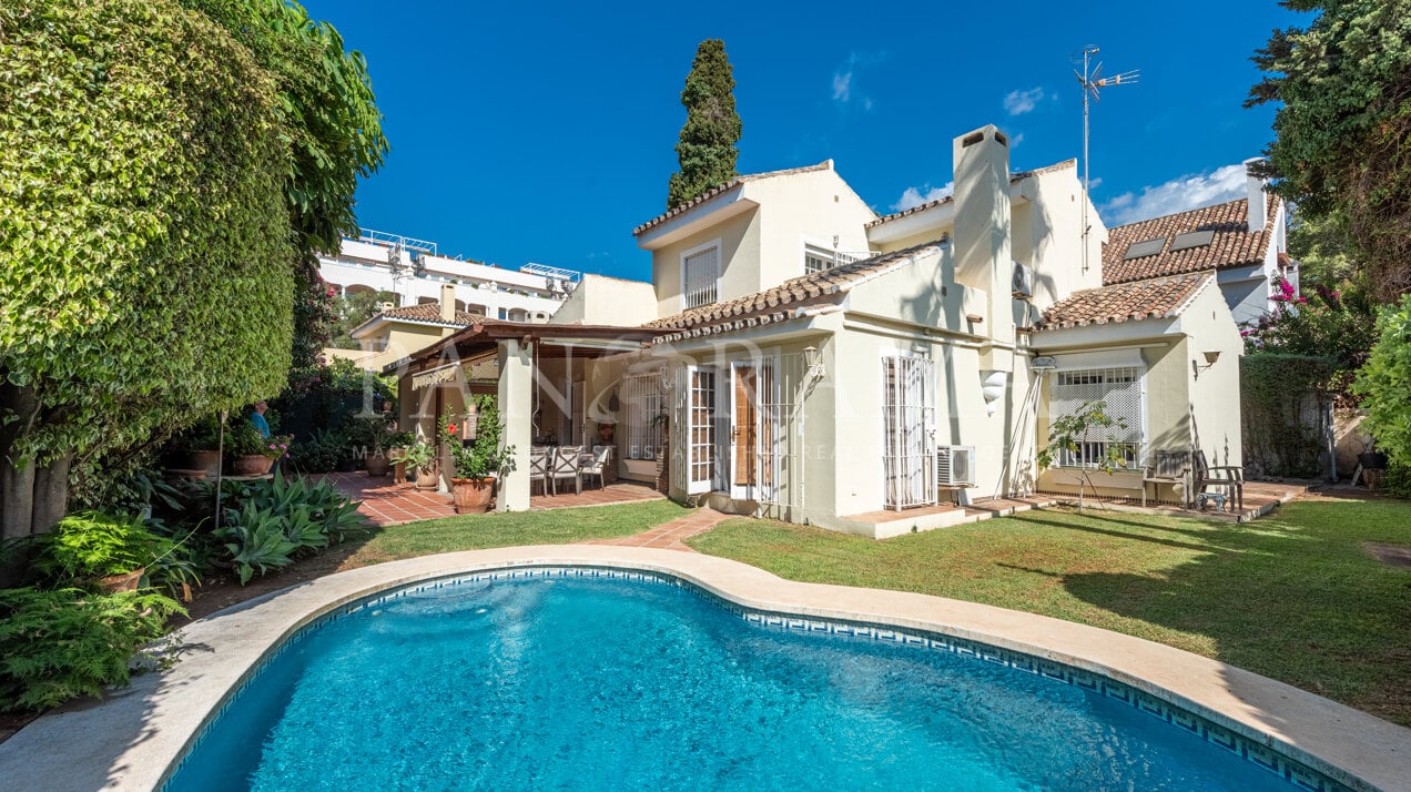 Villa met uitbreidingsmogelijkheden in een gewilde omgeving aan de Golden Mile van Marbella