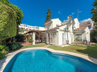 Villa met uitbreidingsmogelijkheden in een gewilde omgeving aan de Golden Mile van Marbella