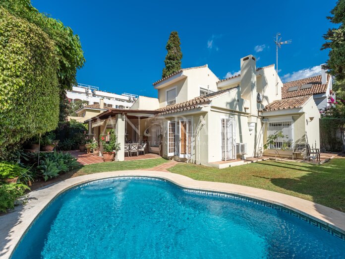 Villa with extension possibilities in a sought-after beachside location on the Golden Mile