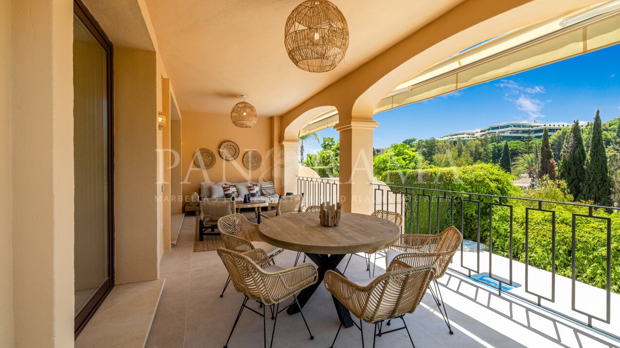 Maison moderne mitoyenne avec piscine privée, à distance de marche de la plage et des commodités à Puerto Banús