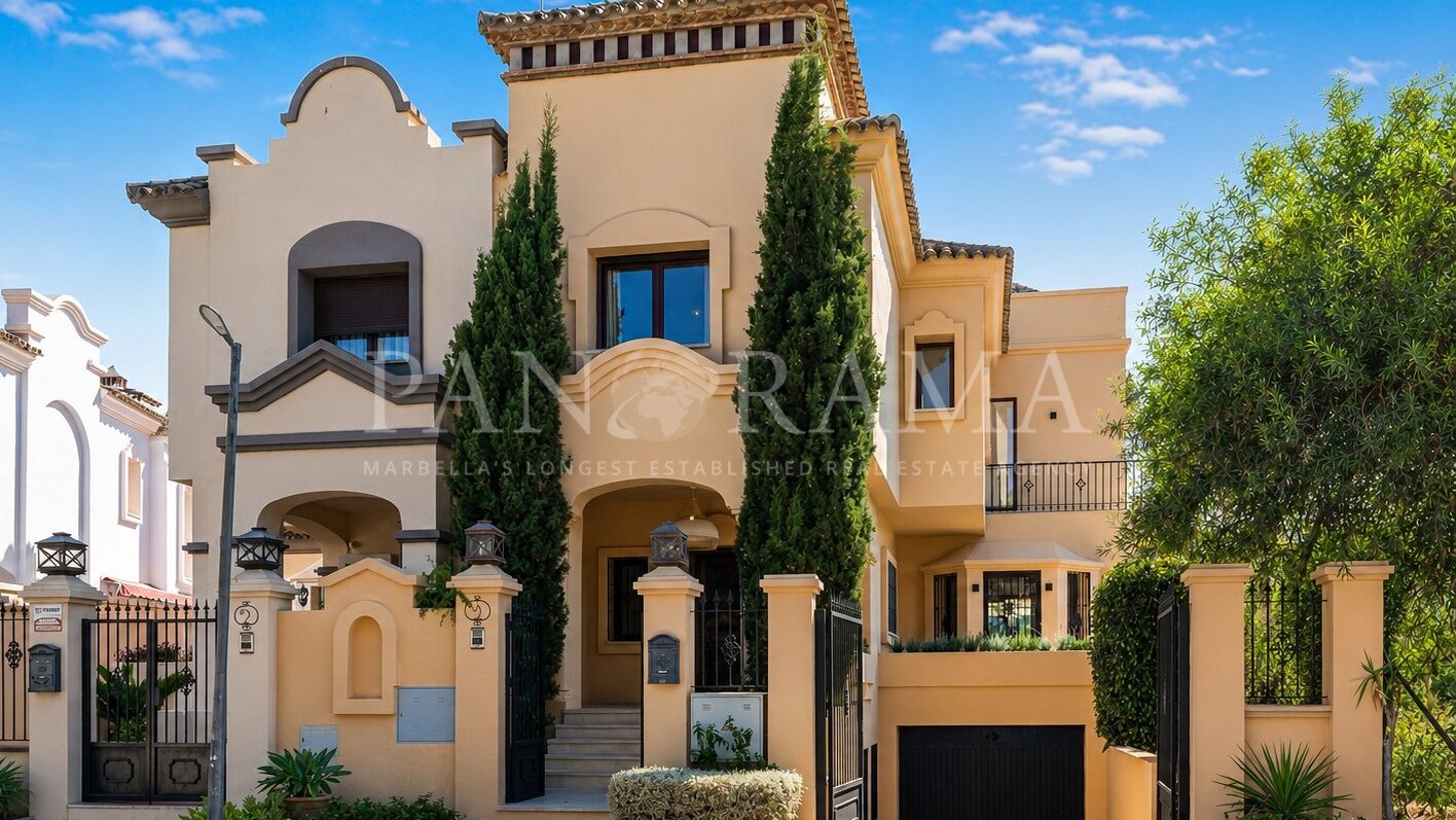 Moderne halfvrijstaande woning met privézwembad, op loopafstand van het strand en voorzieningen in Puerto Banús