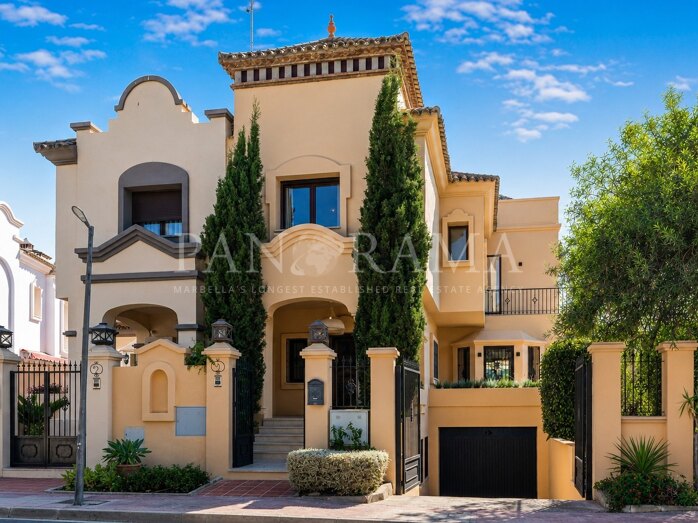 Moderne halfvrijstaande woning met privézwembad, op loopafstand van het strand en voorzieningen in Puerto Banús