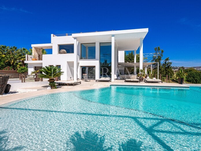 Frontline golf luxury villa in Atalaya Golf, Estepona