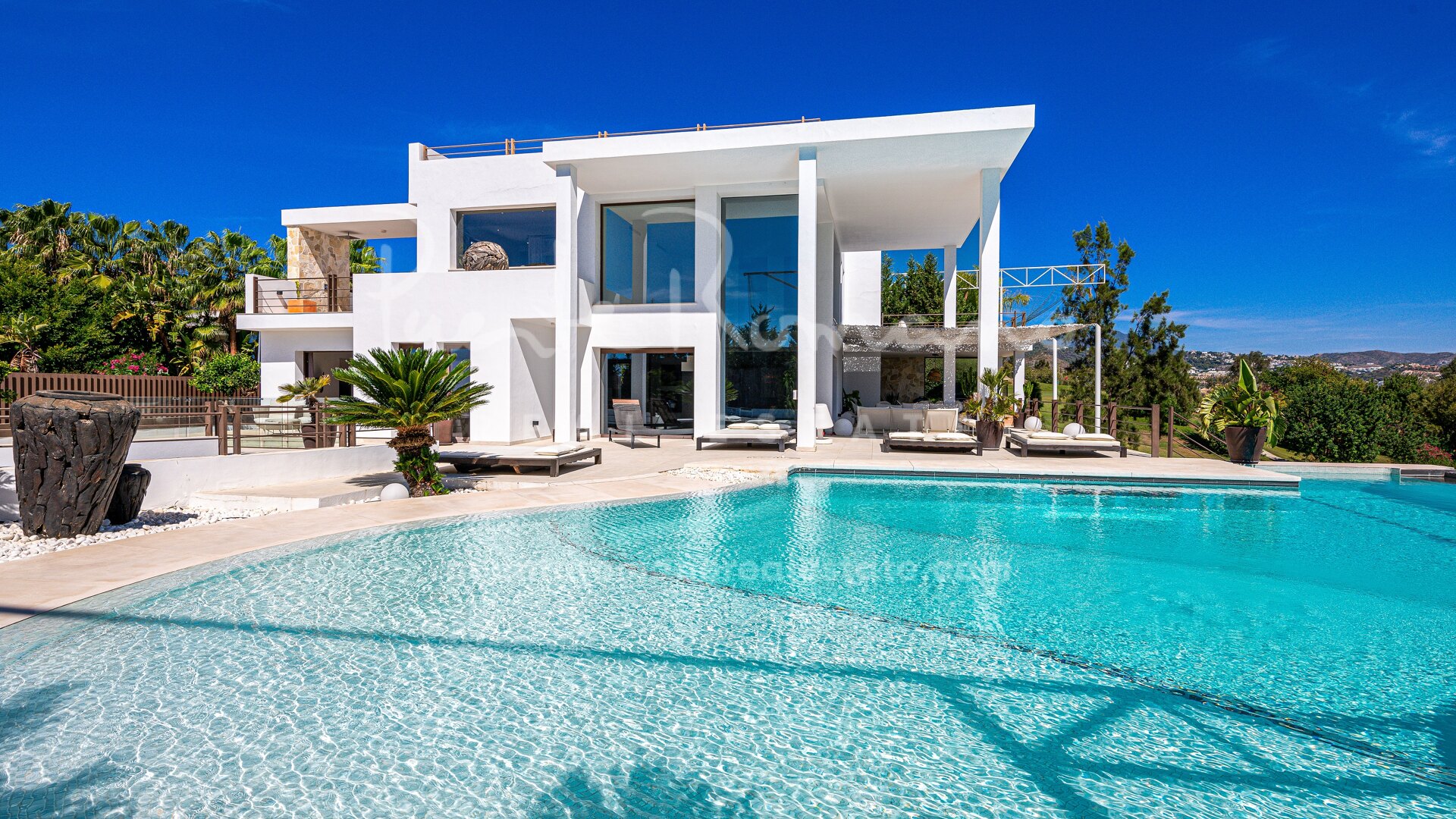 Villa de lujo en primera línea de golf en Atalaya Golf, Estepona
