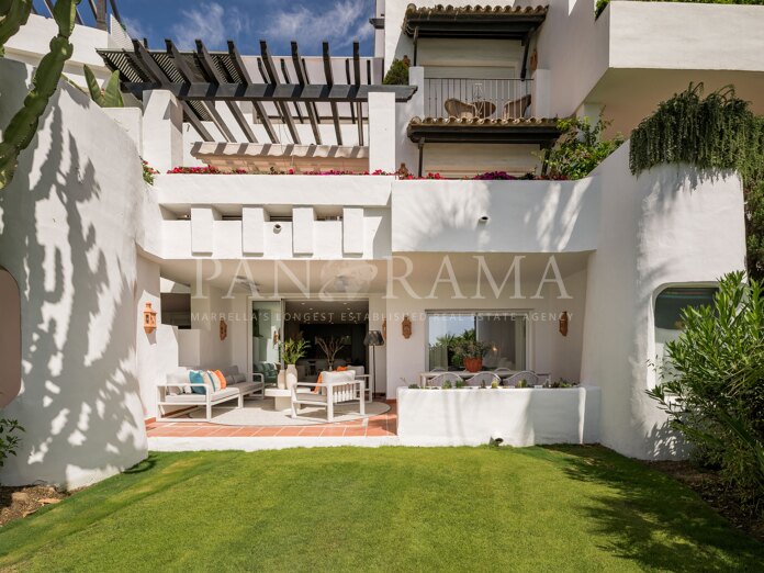 Erdgeschosswohnung am Strand mit atemberaubendem Blick in Costalita, Estepona