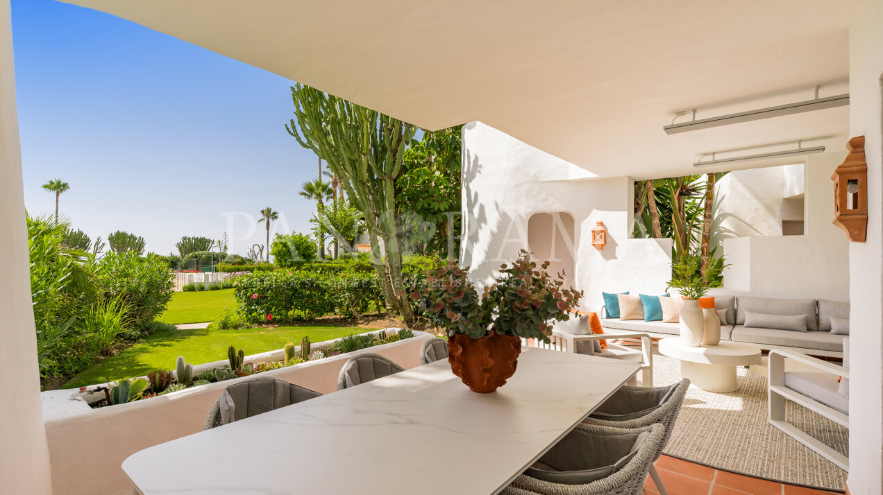 Ground floor beachfront apartment with stunning views in Costalita, Estepona