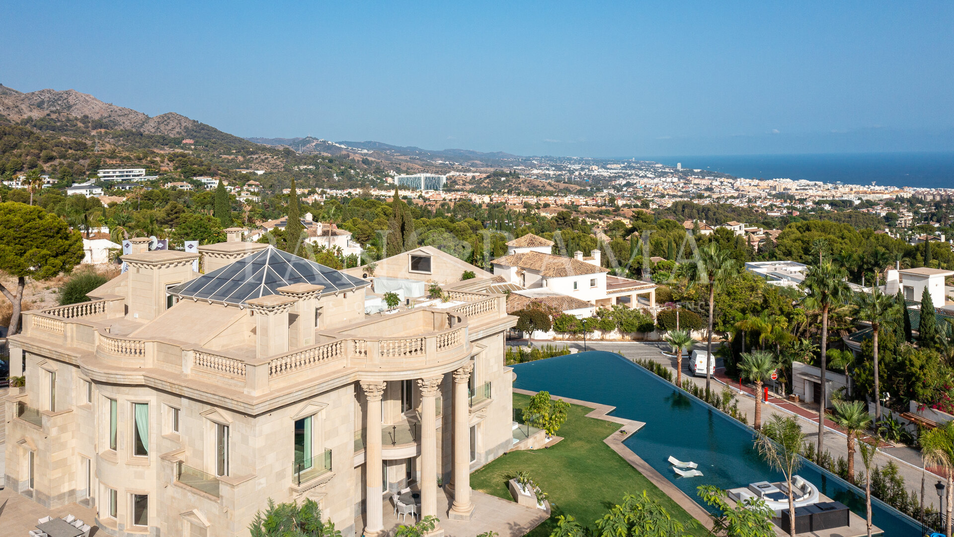 Impresionante mansión con impresionantes vistas al mar en la prestigiosa comunidad de Sierra Blanca