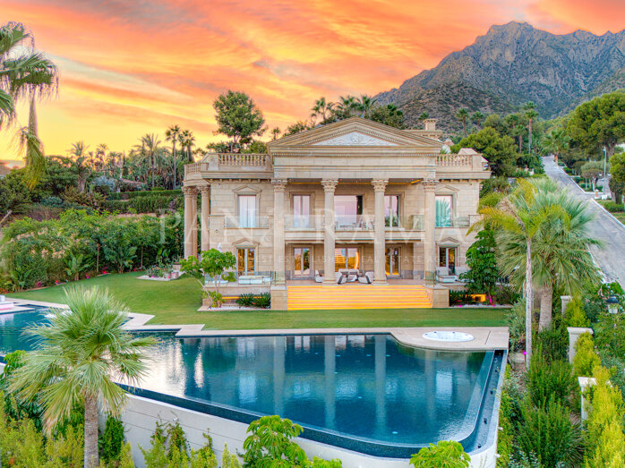 Impressionnante villa avec vue panoramique sur la mer dans la prestigieuse urbanisation de Sierra Blanca