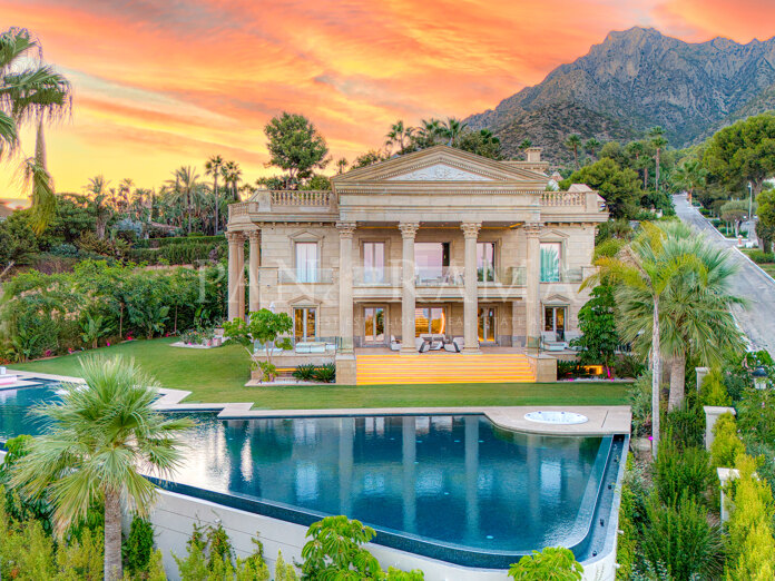 Indrukwekkend landhuis met panoramisch uitzicht op zee in de prestigieuze urbanisatie Sierra Blanca