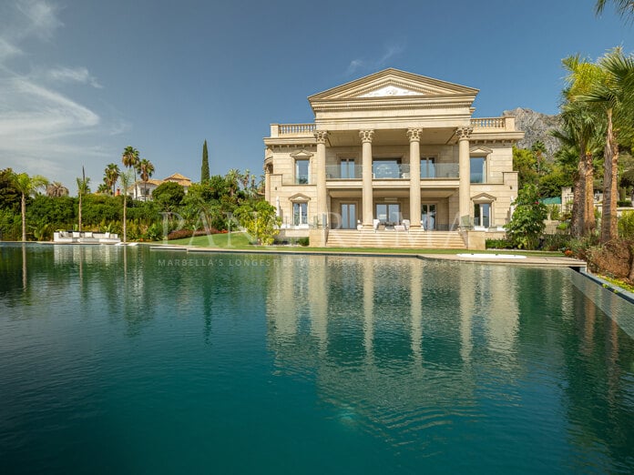 Impressionnante villa avec vue panoramique sur la mer dans la prestigieuse urbanisation de Sierra Blanca