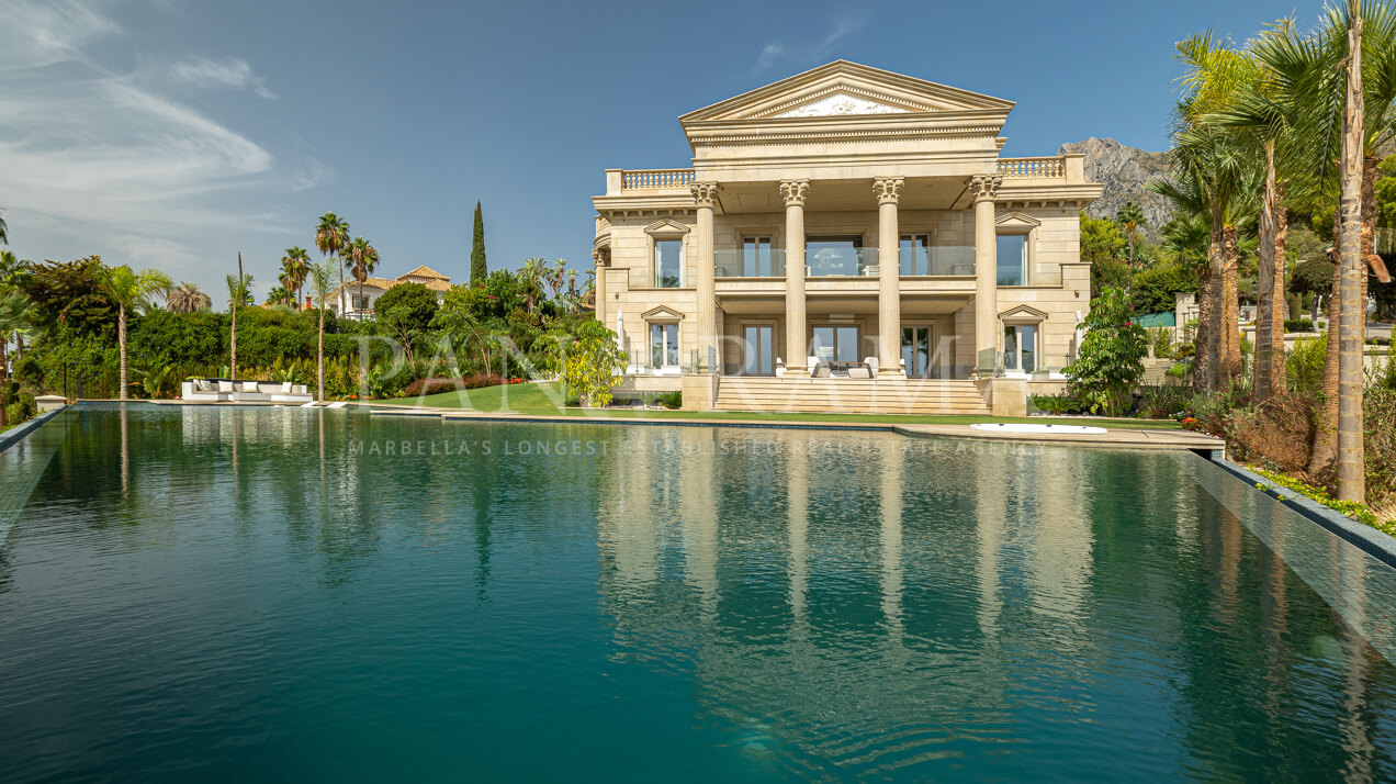 Indrukwekkend landhuis met panoramisch uitzicht op zee in de prestigieuze urbanisatie Sierra Blanca