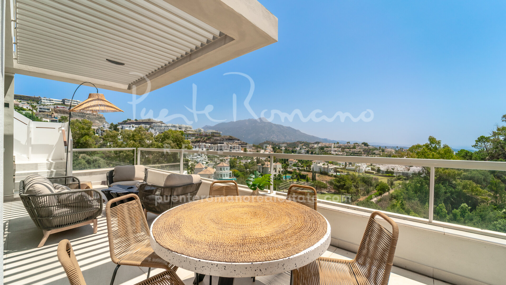 Moderno ático dúplex junto al golf con vistas espectaculares en La Quinta