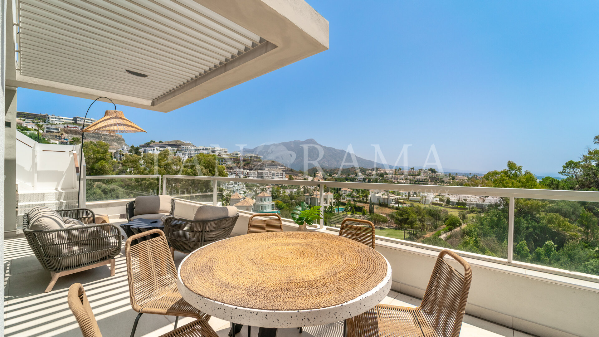 Modern duplex penthouse next to the golf course with spectacular views in La Quinta