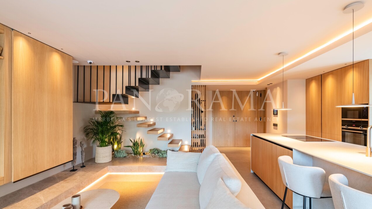 Beautiful duplex penthouse in the exclusive community of Lomas del Rey