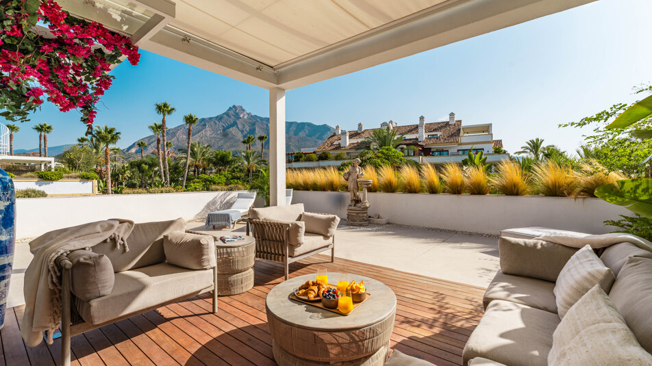 Beautiful duplex penthouse in the exclusive community of Lomas del Rey