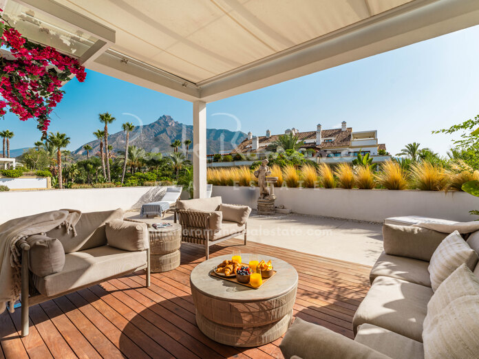 Precioso ático dúplex en la exclusiva comunidad de Lomas del Rey