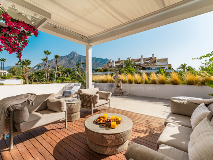 Beautiful duplex penthouse in the exclusive community of Lomas del Rey