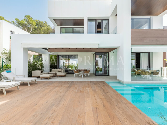 Nieuwe villa in een beveiligde residentie, op loopafstand van het centrum van Marbella en het strand