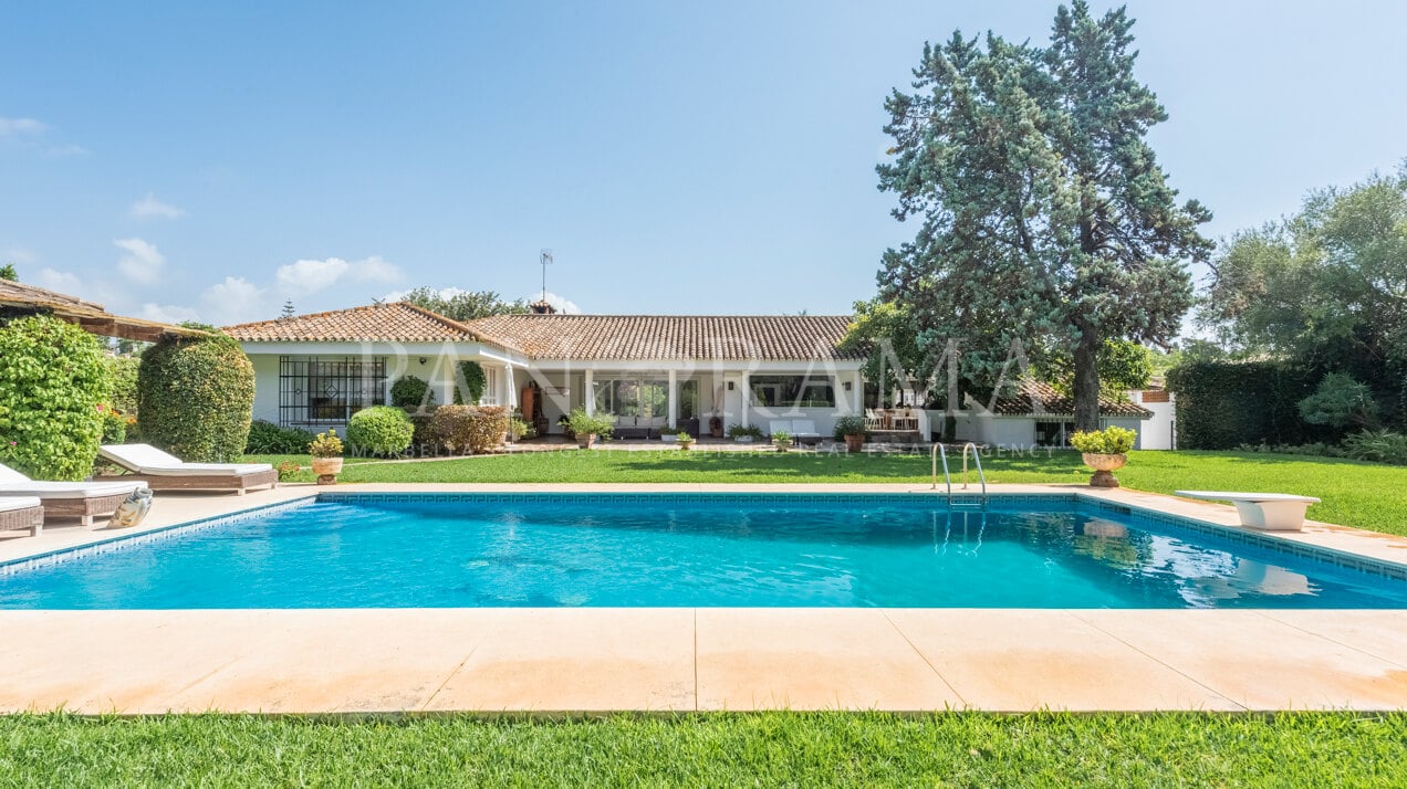 Una verdadera villa española ideal para familias en Guadalmina Baja