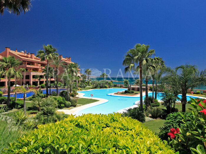 Modernes Erdgeschossapartment in der ersten Strandreihe des Malibu-Komplexes in Puerto Banús