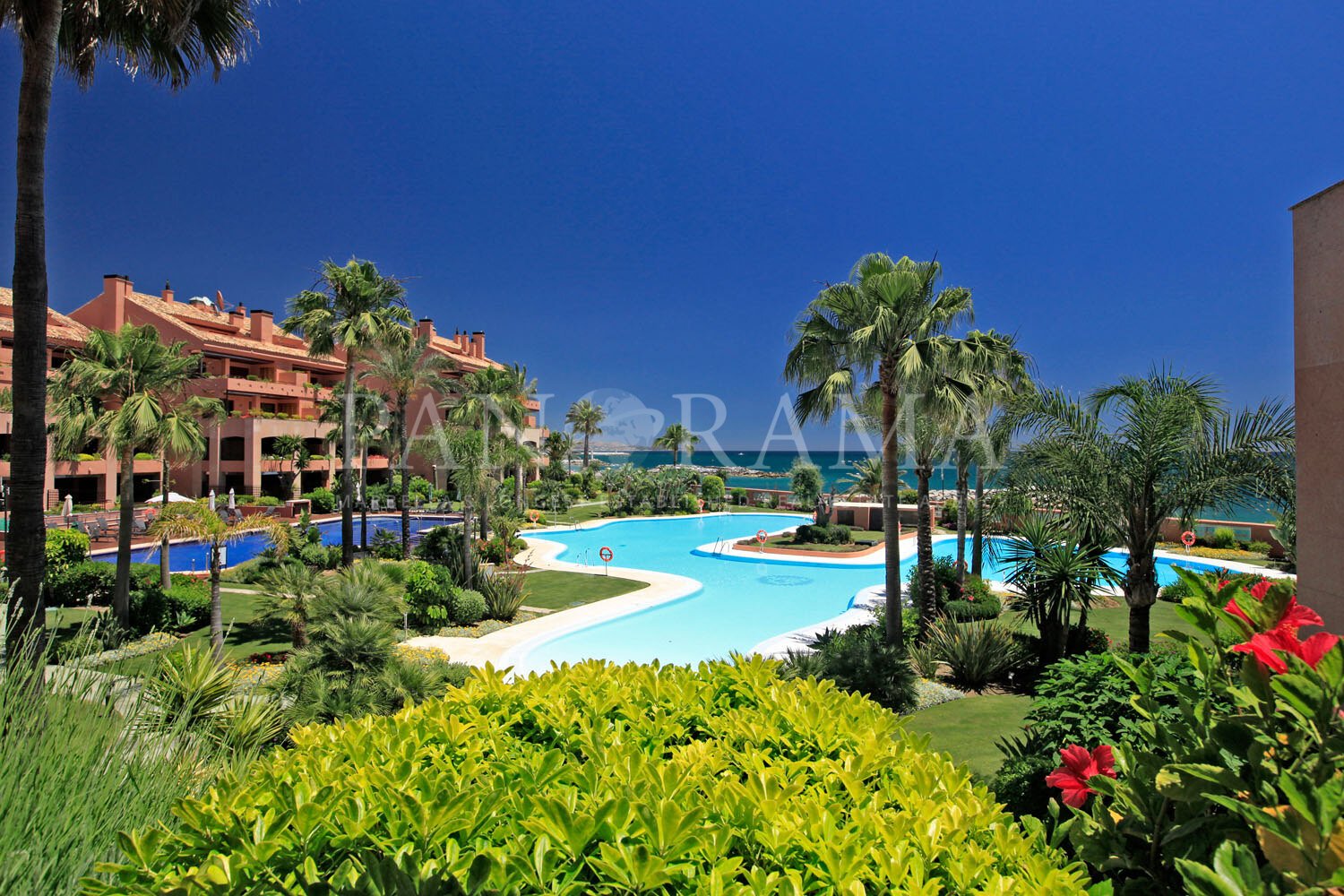 Moderne appartement op de begane grond in het frontlinie strandcomplex van Malibu in Puerto Banús